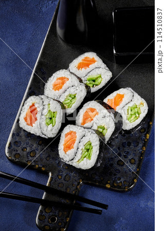 Salmon and cucumber futomaki rolls with yin-yang design 114510837