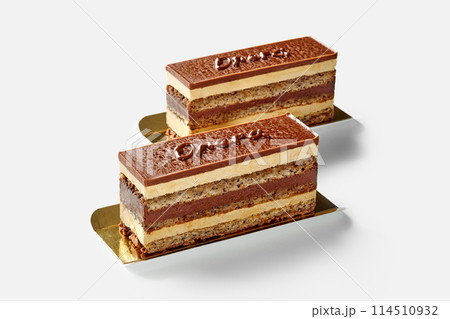Opera cake slices with walnut sponge, chocolate ganache and buttercream 114510932