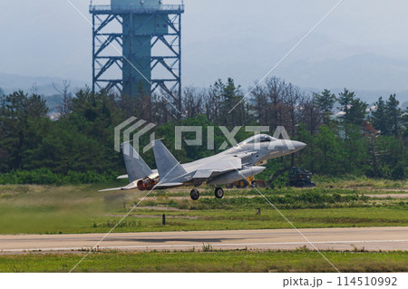 飛び立つ戦闘機 飛び立つ戦闘機 114510992