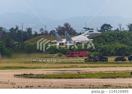 飛び立つ戦闘機 114510995