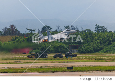 飛び立つ戦闘機 飛び立つ戦闘機 114510996
