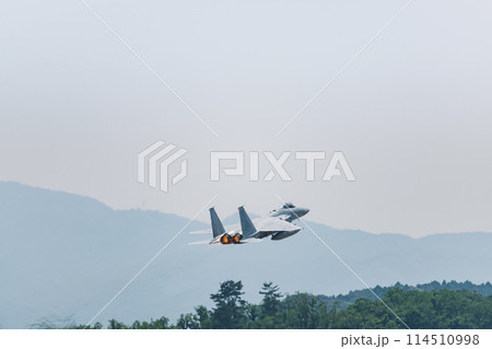 飛び立つ戦闘機 114510998