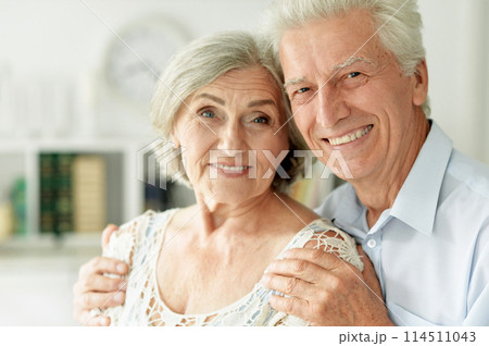 Close up portrait of senior couple posing at home 114511043