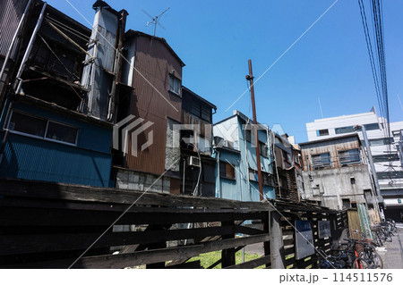 バラック小屋、老朽化した昭和建築、倒壊しそうな古い家、耐震補強しなければいけない家 114511576