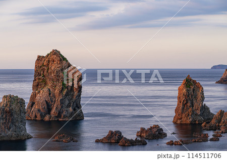 山口県青海島の夕日に照らされる奇岩 山口県青海島の夕日に照らされる奇岩 114511706
