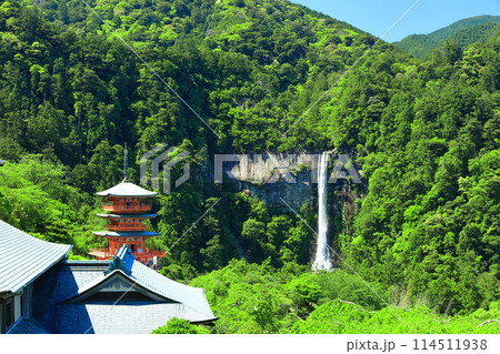 【和歌山県】快晴の青岸渡寺三重塔と那智の滝（熊野那智大社） 114511938