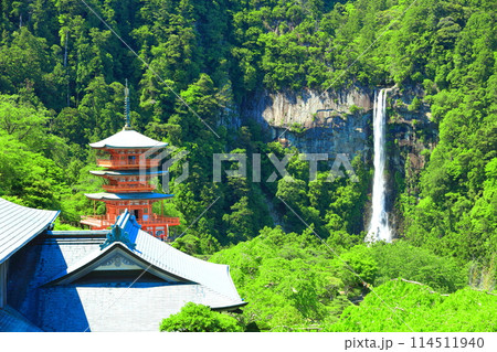 【和歌山県】快晴の青岸渡寺三重塔と那智の滝（熊野那智大社） 114511940