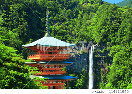 【和歌山県】快晴の青岸渡寺三重塔と那智の滝（熊野那智大社） 114511946
