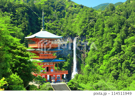 【和歌山県】快晴の青岸渡寺三重塔と那智の滝(熊野那智大社) 【和歌山県】快晴の青岸渡寺三重塔と那智の滝(熊野那智大社) 114511949