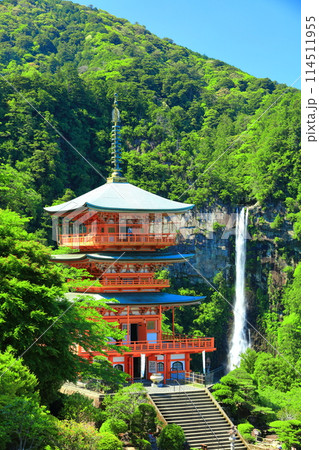 【和歌山県】快晴の青岸渡寺三重塔と那智の滝(熊野那智大社) 【和歌山県】快晴の青岸渡寺三重塔と那智の滝(熊野那智大社) 114511955