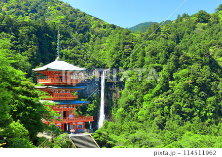 【和歌山県】快晴の青岸渡寺三重塔と那智の滝（熊野那智大社） 114511962