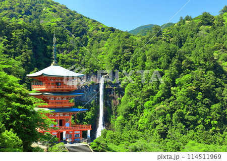【和歌山県】快晴の青岸渡寺三重塔と那智の滝(熊野那智大社) 【和歌山県】快晴の青岸渡寺三重塔と那智の滝(熊野那智大社) 114511969