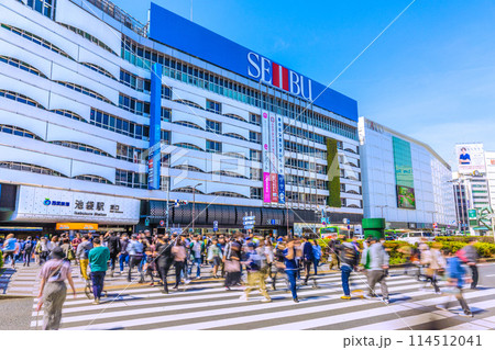 日本の東京都市景観 インバウンド…春めく街…賑わう池袋駅東口、旅行者の姿も目立つ＝31日 114512041
