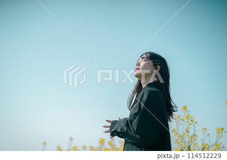 菜の花畑と女性 菜の花畑と女性 114512229