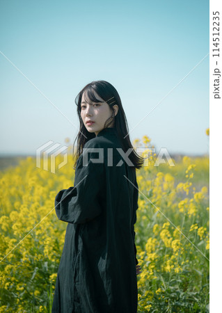 菜の花畑と女性 114512235