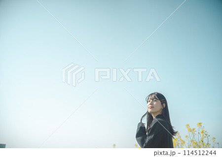 菜の花畑と女性 114512244