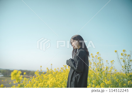 菜の花畑と女性 114512245