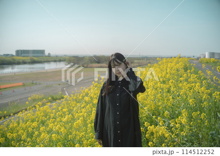 菜の花畑と女性 菜の花畑と女性 114512252