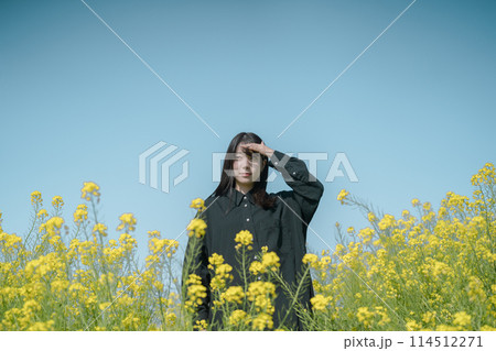 菜の花畑と女性 菜の花畑と女性 114512271