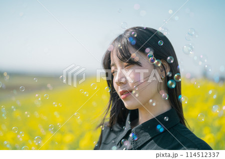 菜の花と女性 菜の花と女性 114512337