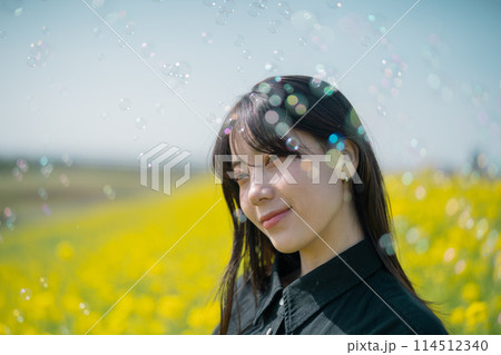 菜の花と女性 114512340