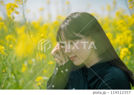 菜の花と女性 114512357