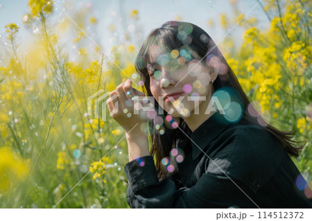 菜の花と女性 114512372