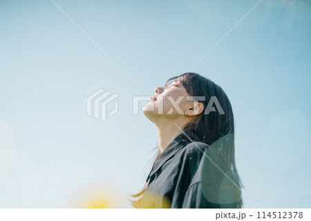 菜の花と女性 114512378