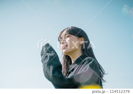 菜の花と女性 114512379