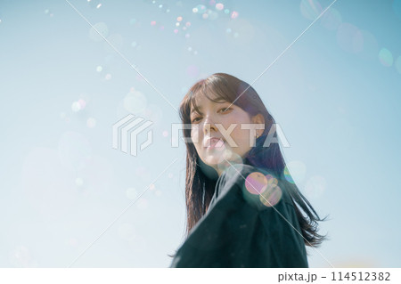 シャボン玉と女性 114512382