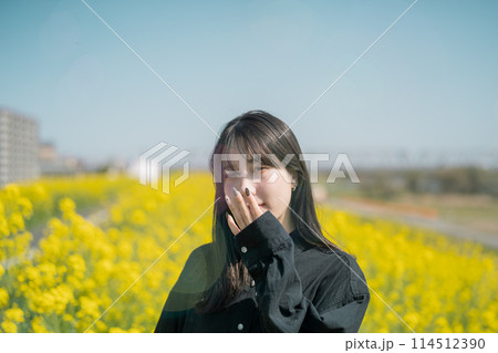 菜の花と女性 114512390