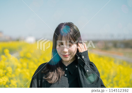 菜の花と女性 114512392