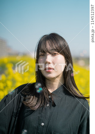 菜の花と女性 114512397