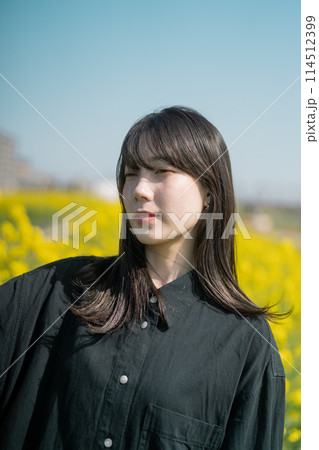 菜の花と女性 114512399