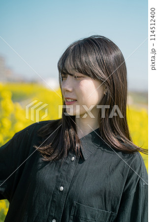 菜の花と女性 114512400