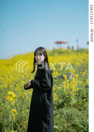 菜の花と女性 114512405