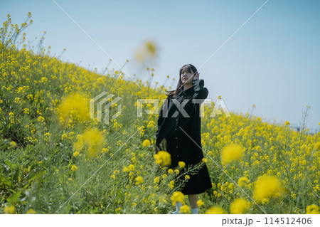菜の花と女性 114512406