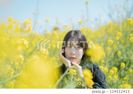 菜の花と女性 114512415