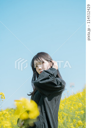 菜の花と女性 菜の花と女性 114512429