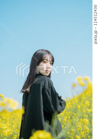 菜の花と女性 114512430