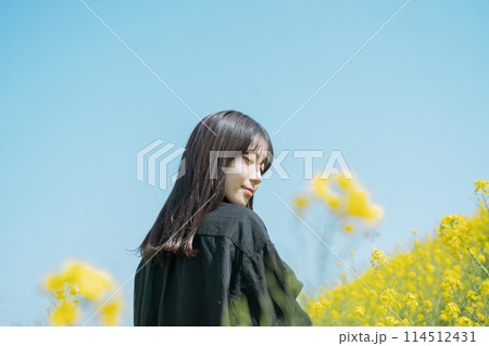 菜の花と女性 114512431