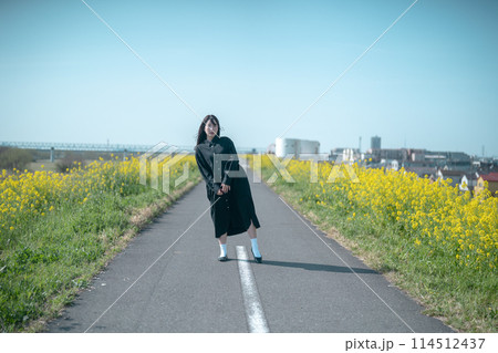 菜の花と女性 菜の花と女性 114512437