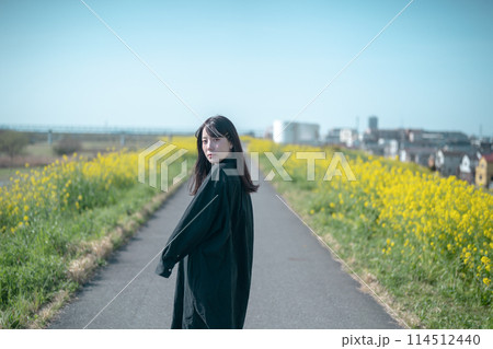 菜の花と女性 114512440