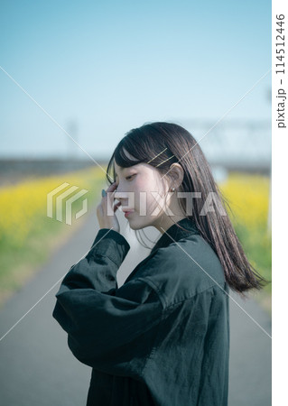 菜の花と女性 114512446