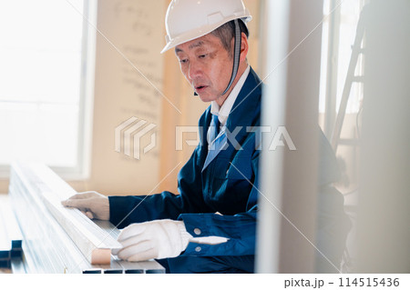 建設現場で資材の確認をする大工さん 114515436