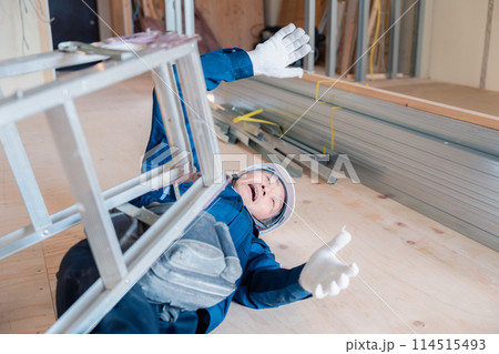 建設現場で転倒する大工さん 建設現場で転倒する大工さん 114515493