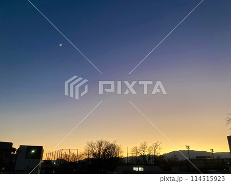 三日月の日の夕暮れの風景 三日月の日の夕暮れの風景 114515923