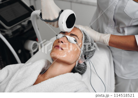 A woman receives IPL therapy in a beauty salon. 114518521
