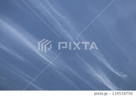 流れるようなスピード感のある白い雲と青空の空の風景 114518750