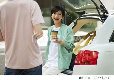 ドライブデートする笑顔の若いカップル ドライブデートする笑顔の若いカップル 114519251